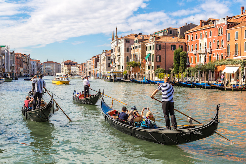 Gondol na Canal Grande ve Venedigu