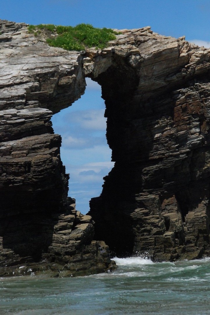 Playa Las Catedrales - Vijf stranden die je aan je bucketlist moet toevoegen - Frayed Passport