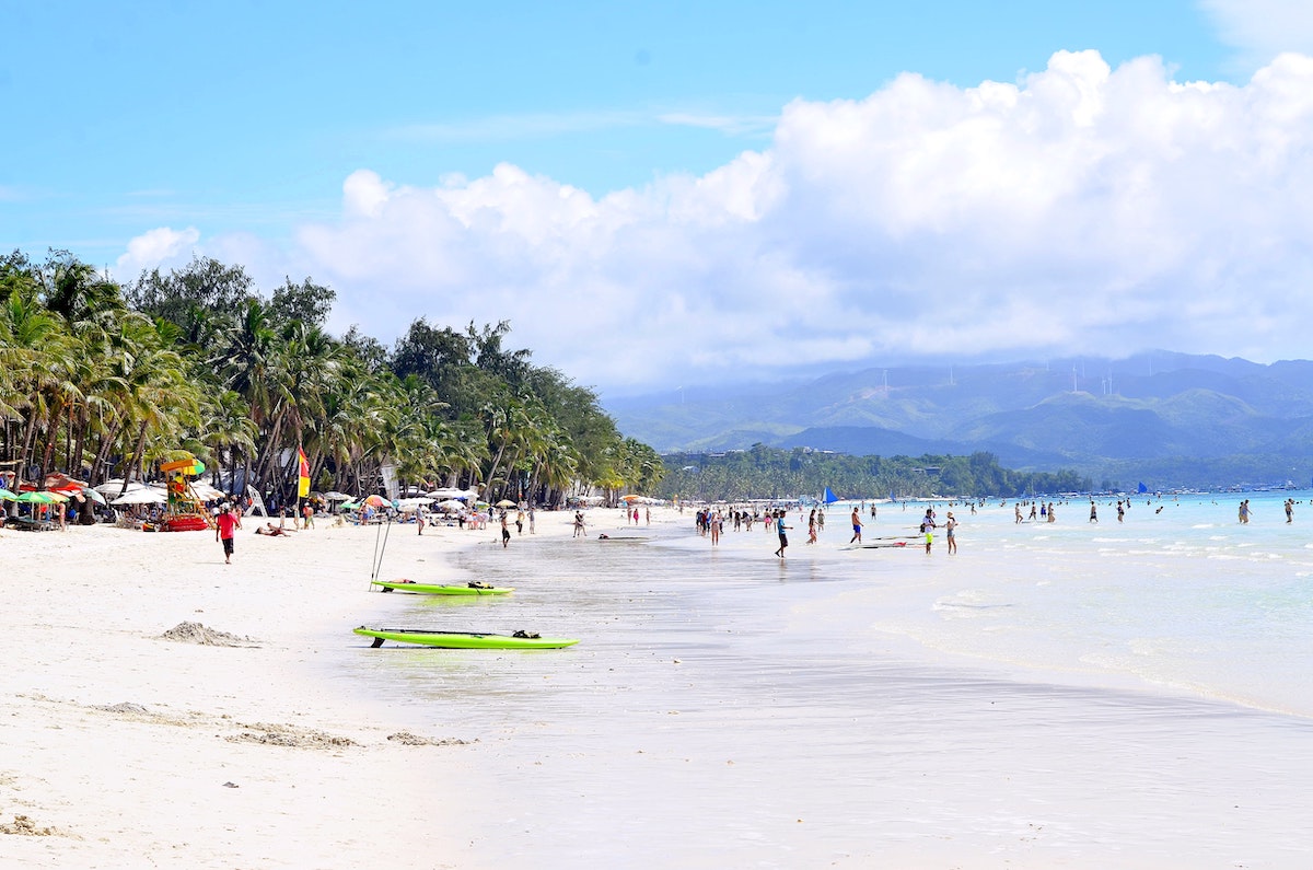 White Beach - Vijf stranden die je aan je bucketlist moet toevoegen - Frayed Passport